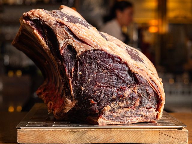 La Maison de l'Aubrac Cote de boeuf maturee Entrecote de boeuf grillee Restaurant de viande ouvert tard et ouvert la nuit Paris Champs Elysees La Maison de l'Aubrac _Conflict_Local_20250915171231.jpg