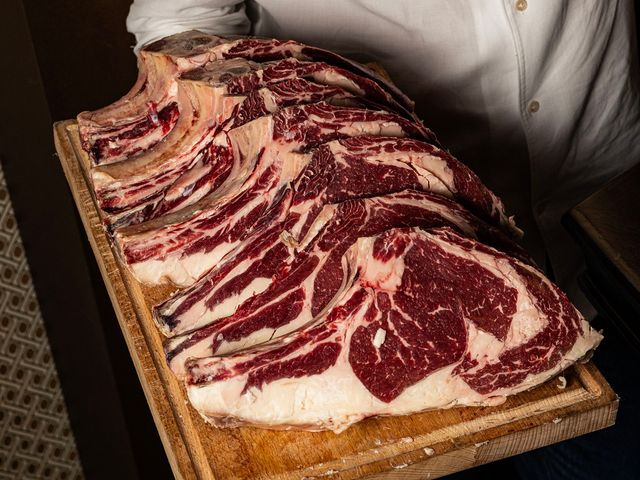 La Maison de l'Aubrac Entrecote de boeuf maturee Restaurant de viande ouvert tard et ouvert la nuit Paris Champs Elysees La Maison de l'Aubrac_Conflict_Local_20250915171505.jpg