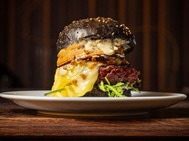 La Maison de l'Aubrac Oh La La Best Cheeseburger au foie gras Restaurant de viande ouvert tard et ouvert la nuit Paris Champs Elysees La Maison de l'Aubrac.jpg