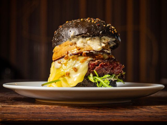 La Maison de l'Aubrac Restaurant La Maison de l Aubrac Best burger in Paris de viande ouvert tard et ouvert la nuit Paris Champs Elysees La Maison de l'Aubrac.jpg
