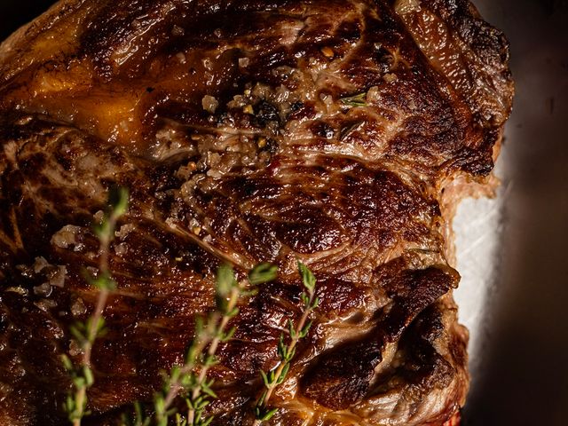 La Maison de l'Aubrac Restaurant La Maison de l Aubrac cote de boeuf Restaurant de viande ouvert tard et ouvert la nuit Paris Champs Elysees La Maison de l'Aubrac.jpg