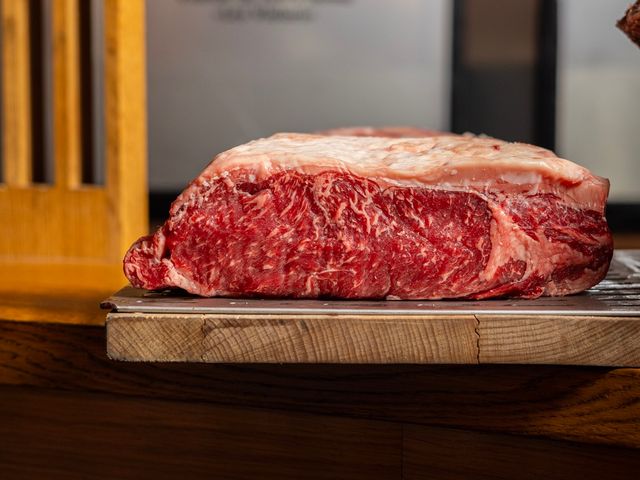 La Maison de l'Aubrac Restaurant La Maison de l Aubrac Faux filet maturée Restaurant de viande ouvert tard et ouvert la nuit Paris Champs Elysees La Maison de l'Aubrac.jpg