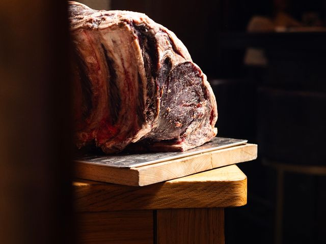 La Maison de l'Aubrac Restaurant La Maison de l Aubrac restaurant de viande exceptionnelle Restaurant de viande ouvert tard et ouvert la nuit Paris Champs Elyseesc.jpg