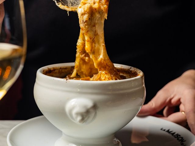 La Maison de l'Aubrac Soupe a l oignon gratinee french onion soup Restaurant de viande ouvert tard et ouvert la nuit Paris Champs Elysees La Maison de l'Aubrac _Conflict_Local_20250915172236.jpg